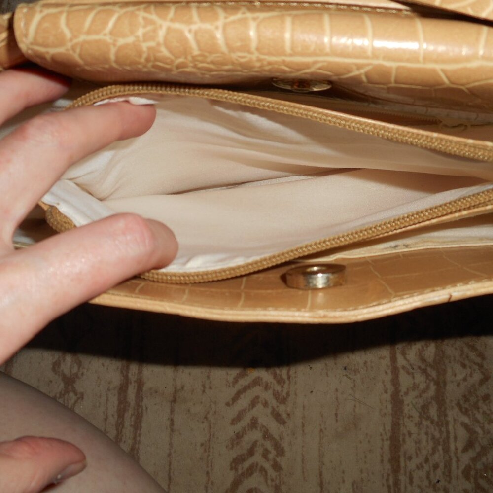 Vintage Guess handbag in camel color crocodile like pattern - Picture 8 of 9